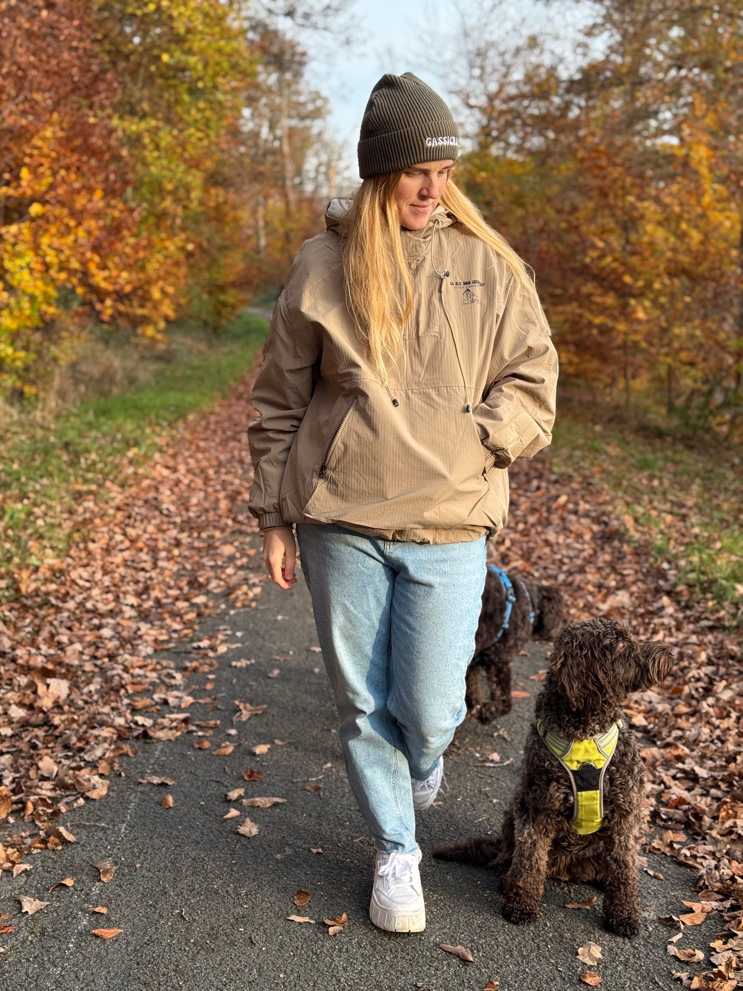 Me and my dog -windbreaker sand