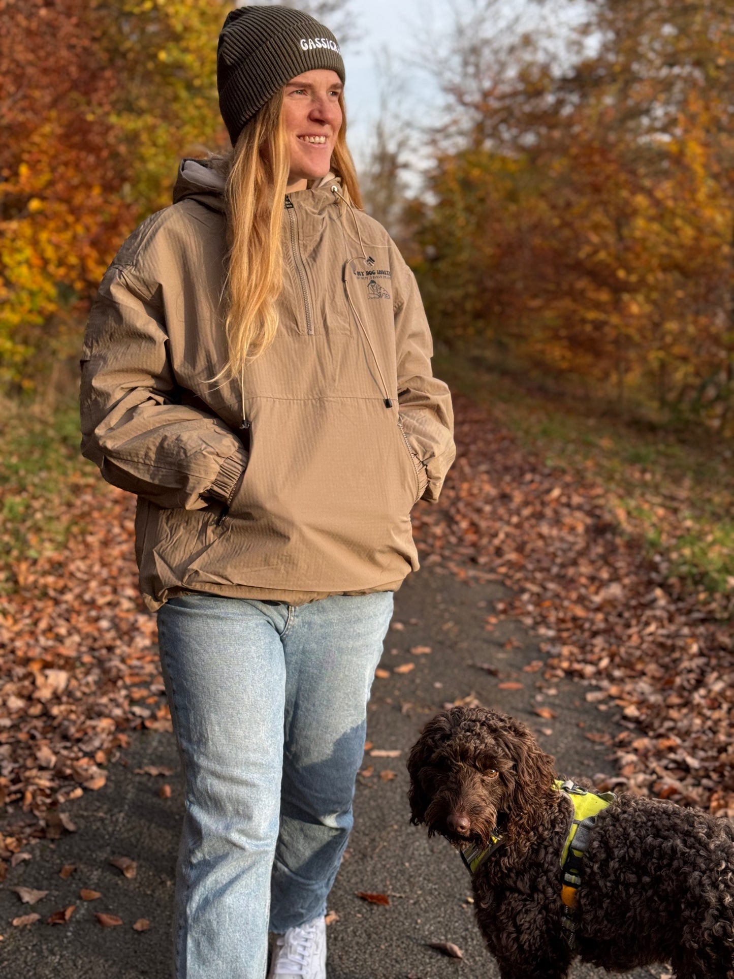 Me and my dog -windbreaker sand